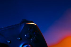 Manette de jeu sur fond noir en gros plan au néon