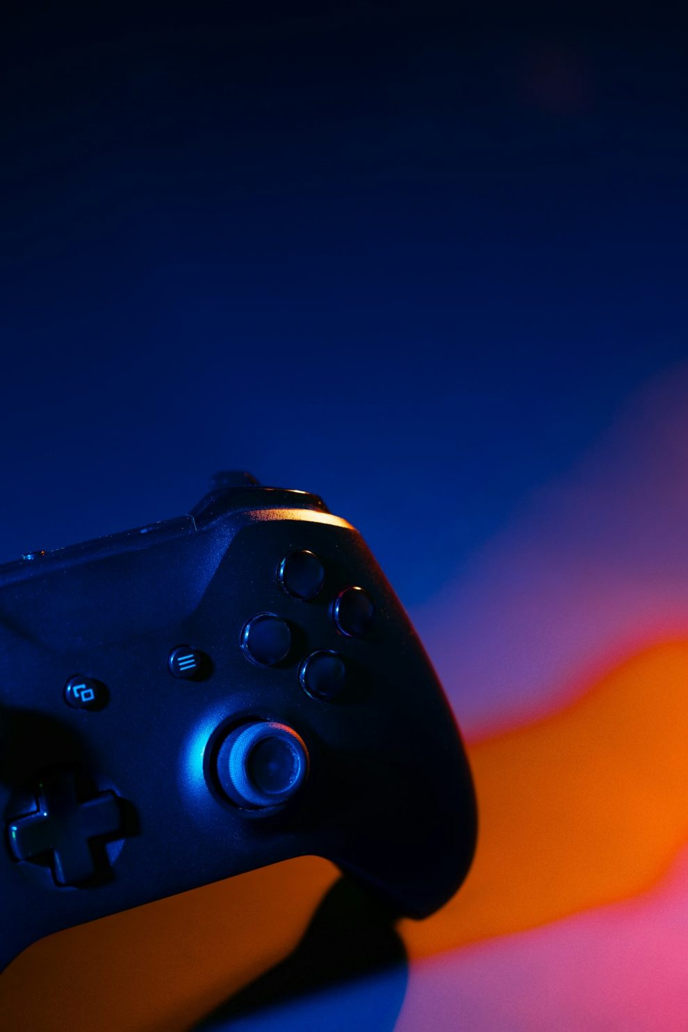 Les meilleurs jeux vidéo pour les passionnés de navigation 1 Manette de jeu sur fond noir en gros plan au néon