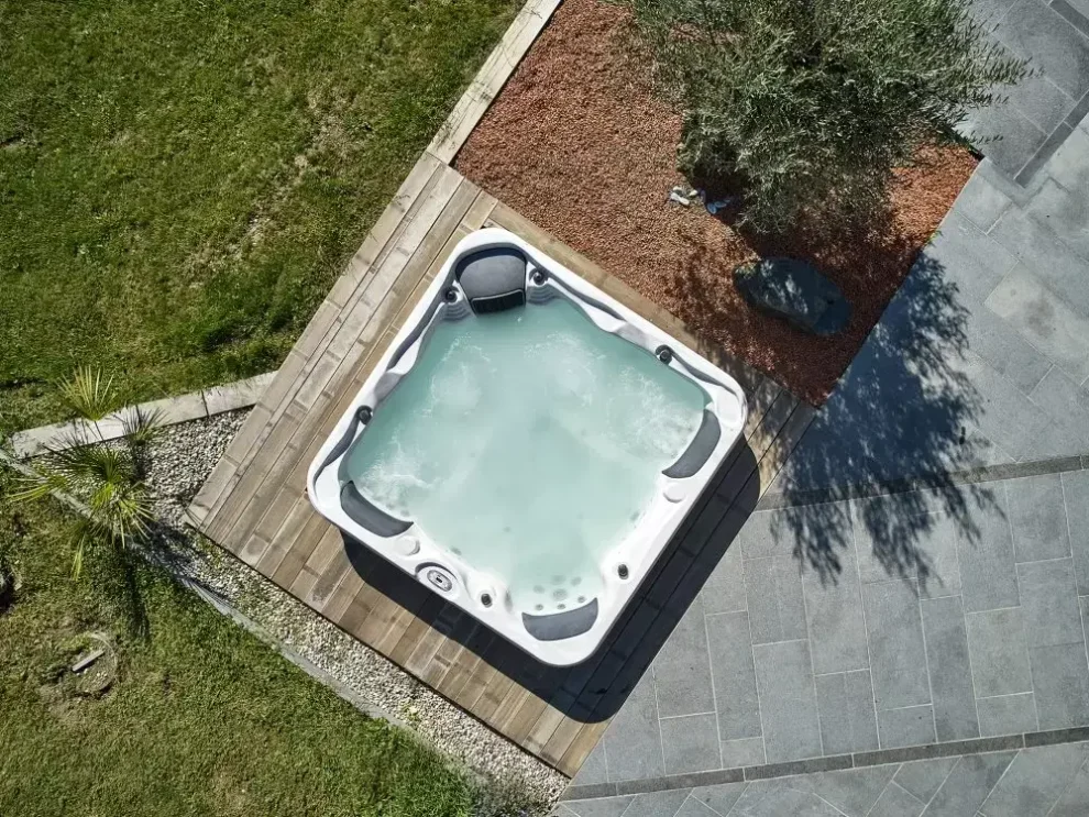 L’Expérience Piscine et Spa : partenaire de la construction de piscine à Chambéry 1 spa jacuzzi exterieur semi encastre vue dessus piscine week end r92uqh1lwl3ybzt7ky5al5bpnda65hirc06evnfqks 1
